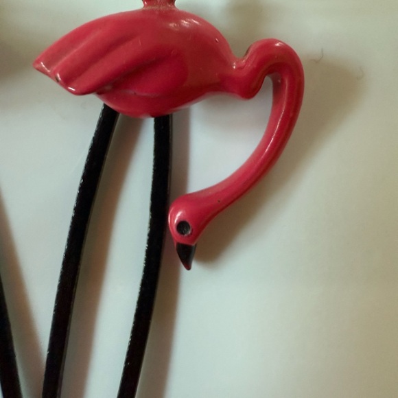 Vintage Pink Flamingo Dangle Earrings – Retro Kitsch Statement Jewelry - Picture 2 of 3